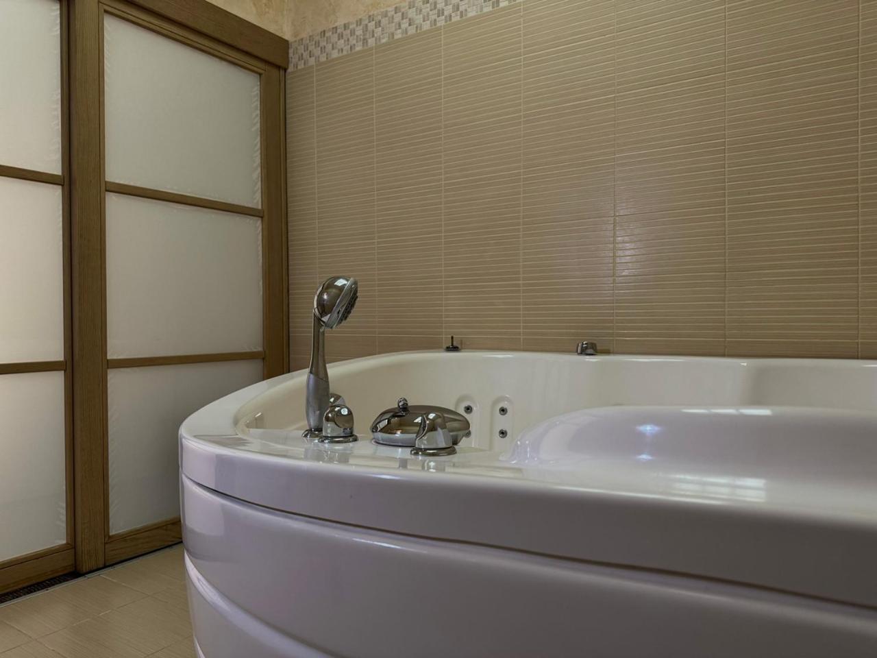 Aqvium Hotel Днепър Екстериор снимка