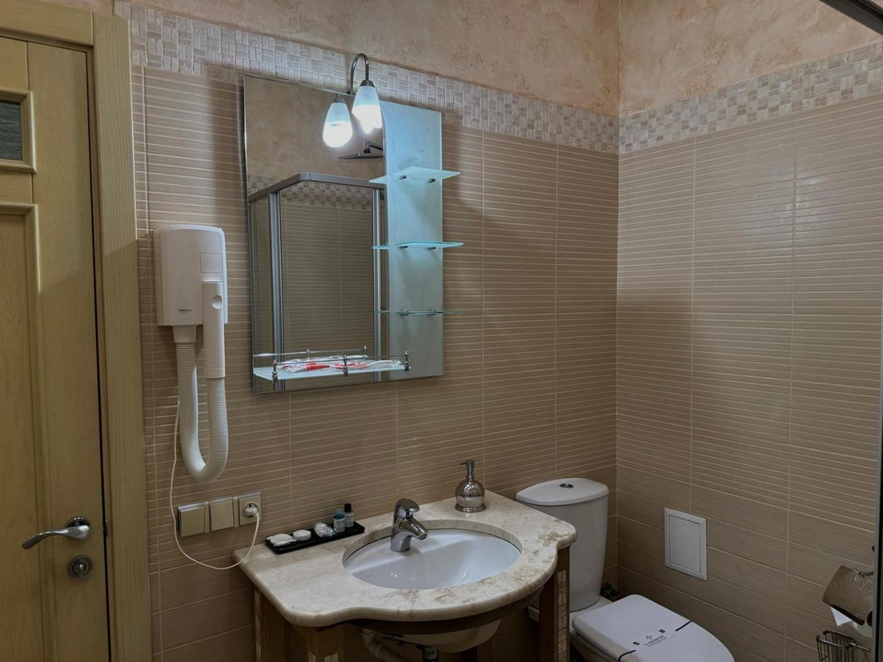 Aqvium Hotel Днепър Екстериор снимка