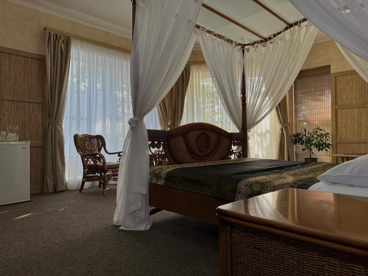 Aqvium Hotel Днепър Екстериор снимка