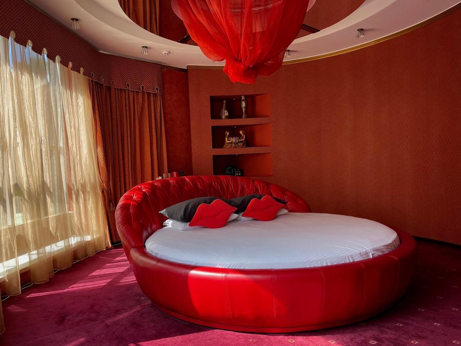 Aqvium Hotel Днепър Екстериор снимка