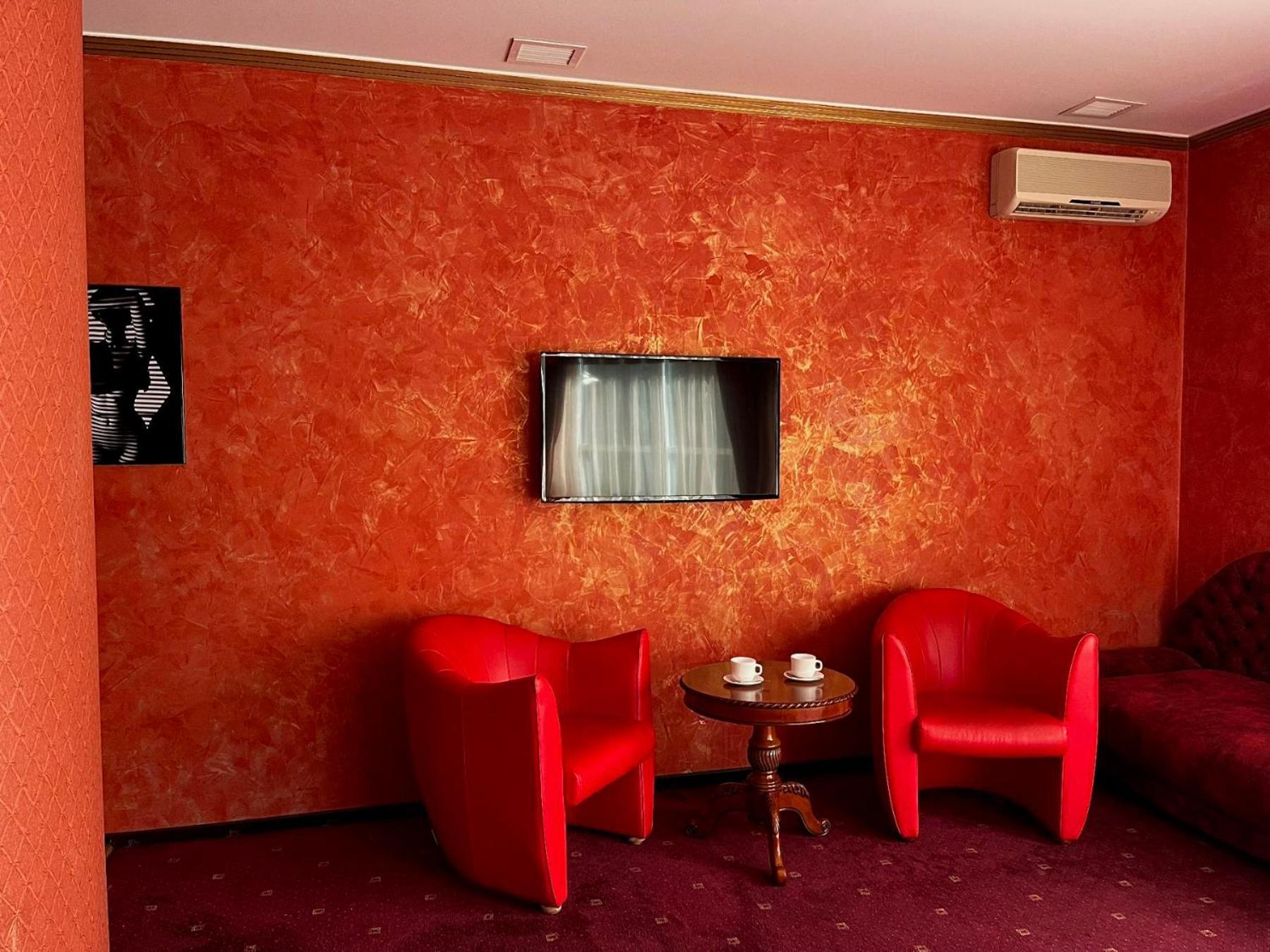 Aqvium Hotel Днепър Екстериор снимка